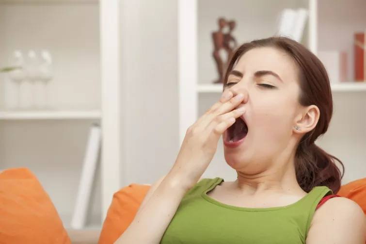 Czy ziewanie pomaga się obudzić, czy powoduje senność?